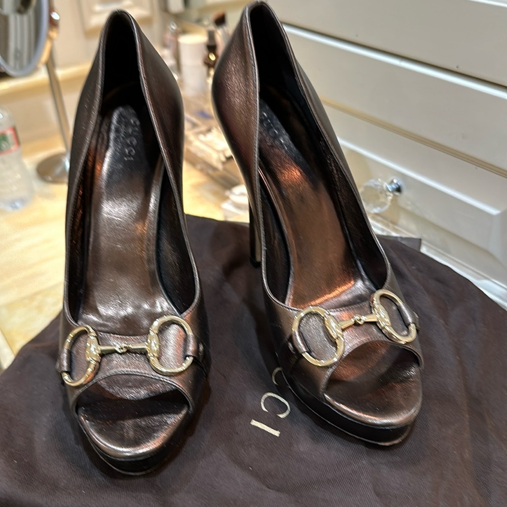 Gucci vintage warm sand kid scamosciato peep toe pumps worn a few times 38